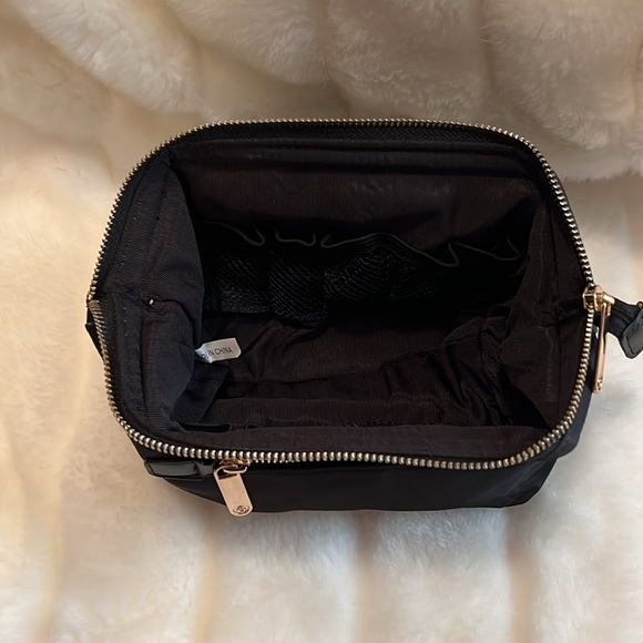 🖤🖤PRICE DROP🖤🖤NWOT Limited Edition 💜DoTERRA💜Matching 10 Oil Pouch.Gorgeous - Picture 6 of 7